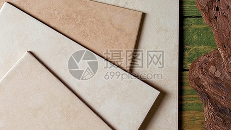 除了美观，现代简约客厅瓷砖的实用性能也不容忽视。以下是一些关键指标：
