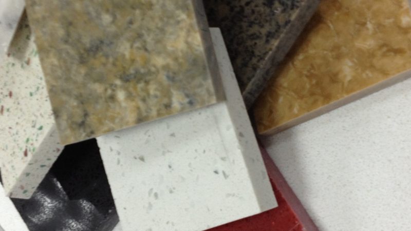 客厅瓷砖铺贴的成本主要由以下几个部分构成：